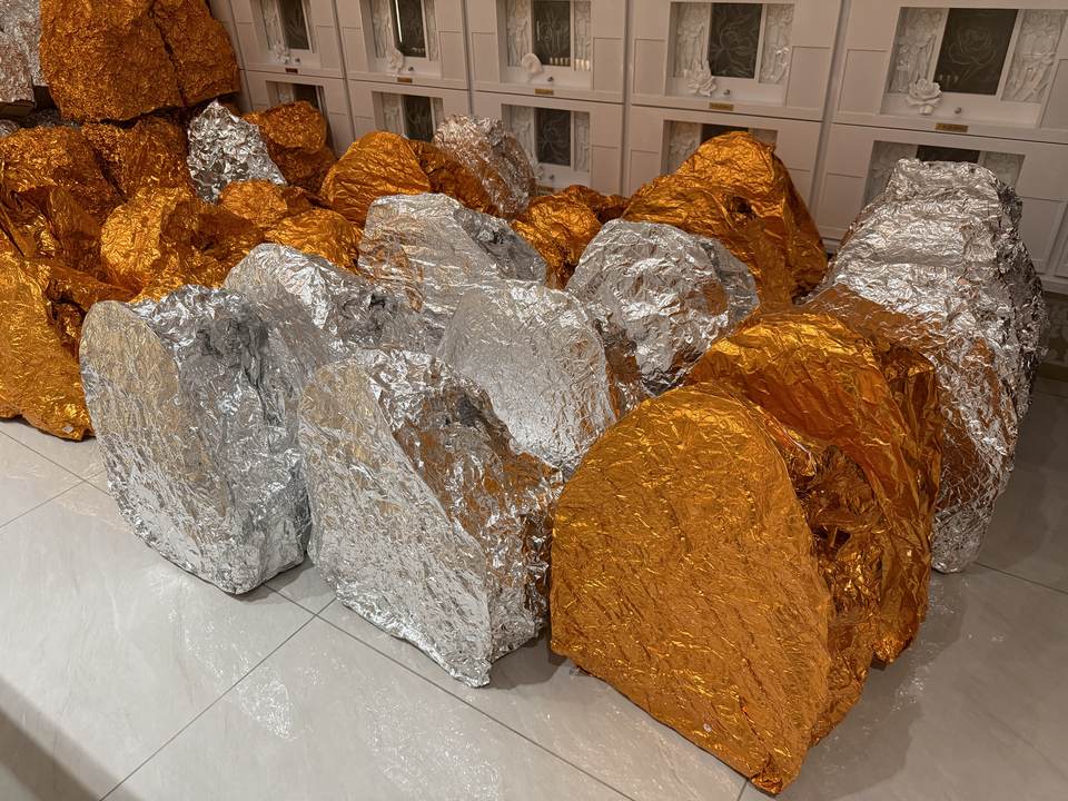 成堆供奉的金山与银山